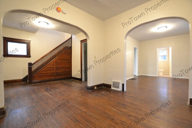 Foto del edificio - 724 E Washington St