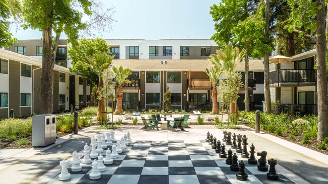 Outdoor Lounge - Lorien