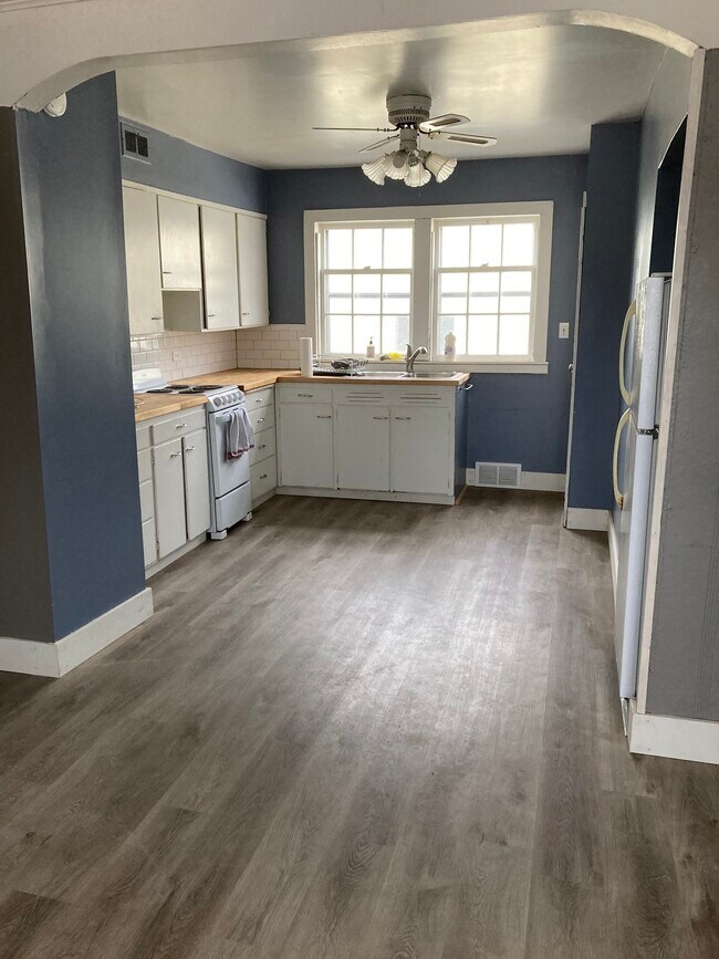 Kitchen - 202 E Linton Ave