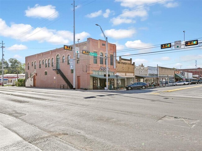 Building Photo - 218 Main St