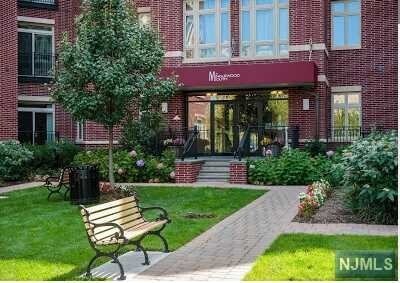 Building Photo - 4426-426 Riverview Ave