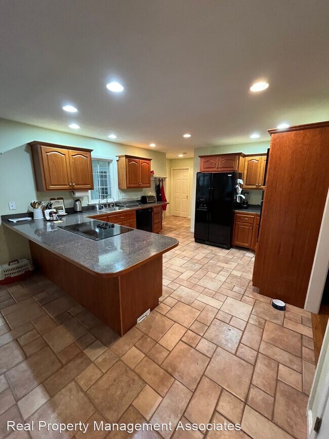 Building Photo - 6 br, 3.5 bath House - 22 Quaker Lane