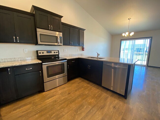 Foto del edificio - Modern 4 Bed, 2 Bath Home in South Moorhead – Stylish Living with Space to Spare!