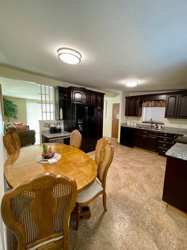 kitchen - 5031 S Leisure Ln