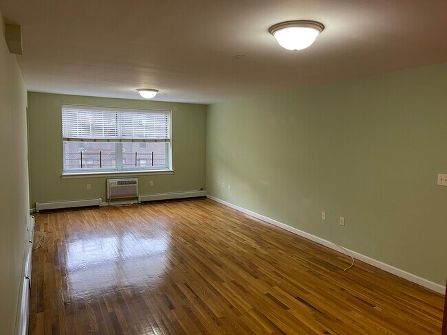 Livingroom - 191A W Kingsbridge Rd