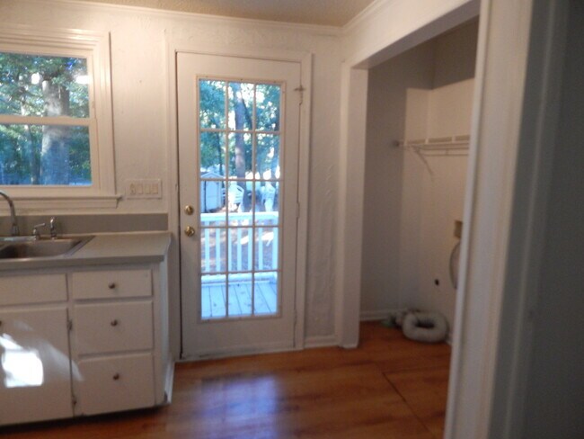 Foto del edificio - Adorable 2 Bedroom located in Mid-town clo...