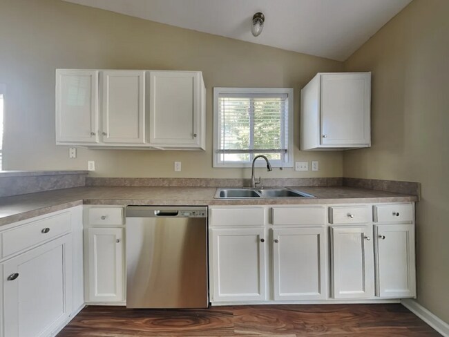 Foto del edificio - 1741 Beachwood Rd