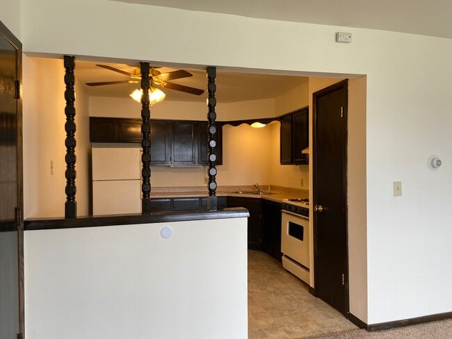 Kitchen - 670 E Lincoln Ave