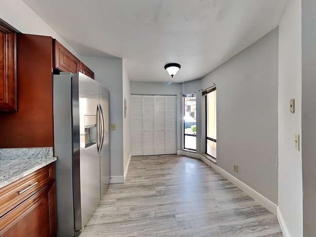 Building Photo - 2956 Clubview Dr