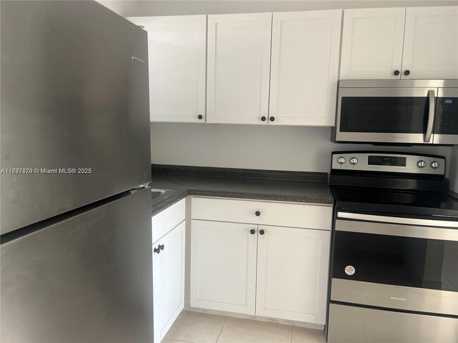 Foto del edificio - 8285 Sunrise Lakes Blvd