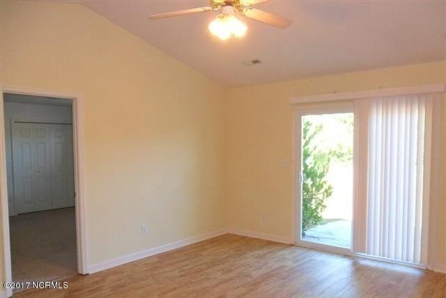 Building Photo - "Cozy Coastal Living: Charming 2-Bed, 2-Ba...