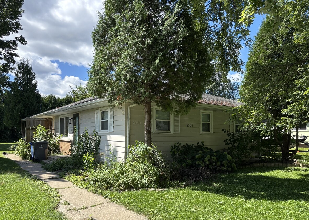 Primary Photo - 6321 Roselawn Ave