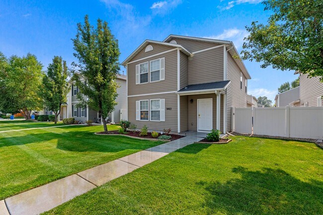 Foto del edificio - Very Clean 3 Bedroom Home with Community Pool _ Pet Friendly!