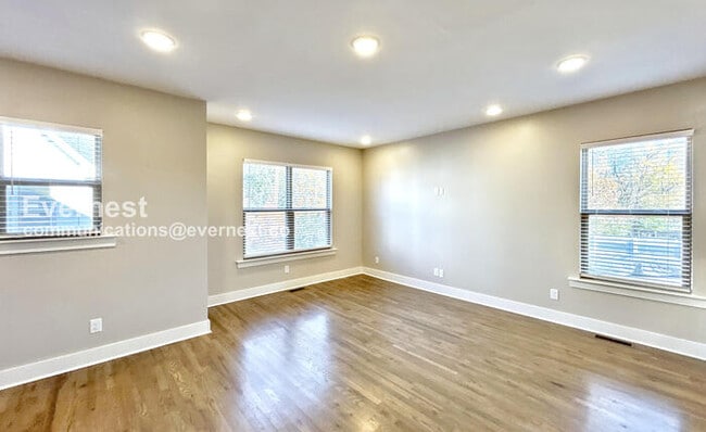 Foto del edificio - 208 Thompson Park Dr