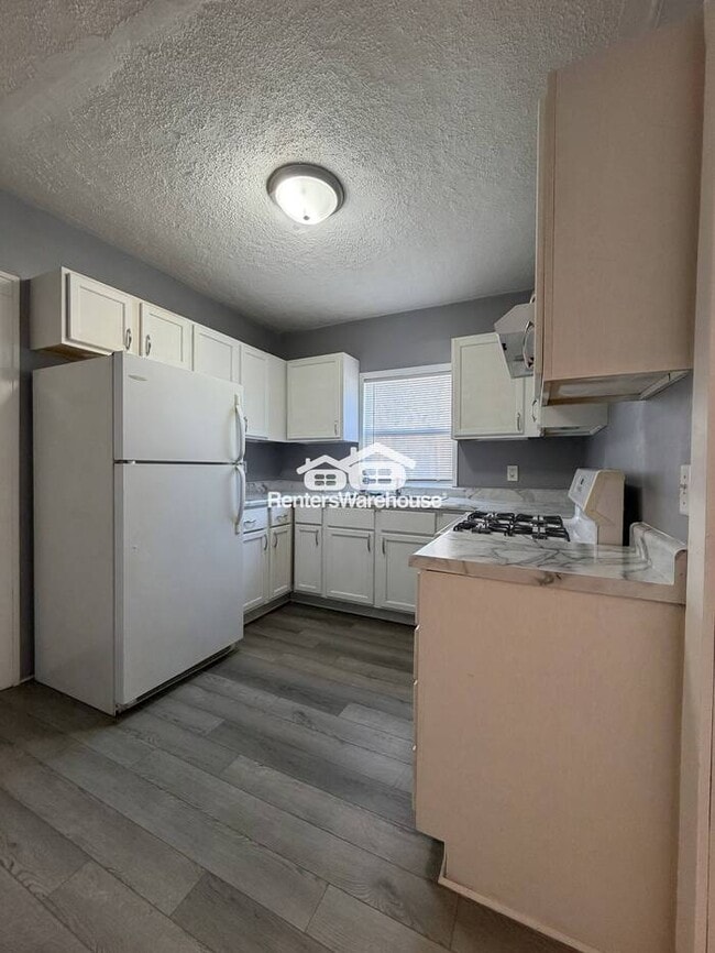 Building Photo - Available Now Spacious 2 Bedroom 1 Bath in Minneapolis!