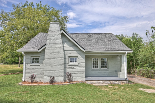 Building Photo - 1260 S Maple St