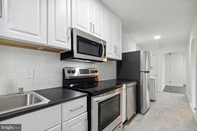 Building Photo - 4034 7TH St NE