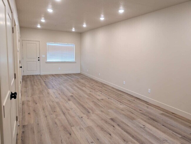 Foto del edificio - Now Leasing – Modern 2 Bedroom, 2 Bath Apartment at Sunrise Village