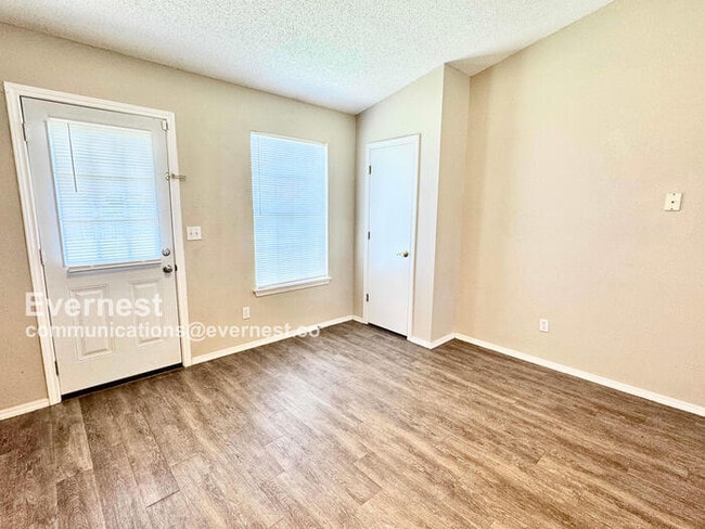 Building Photo - Lovely 3-Bedroom Home with Modern Amenitie...