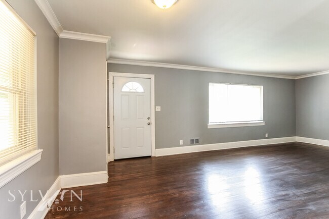 Building Photo - Enjoy one-level living in this 3 bedroom, ...