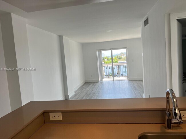 Foto del edificio - 8101 Crespi Blvd