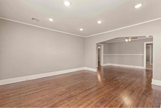 Foto del edificio - 3317 E 5th Pl