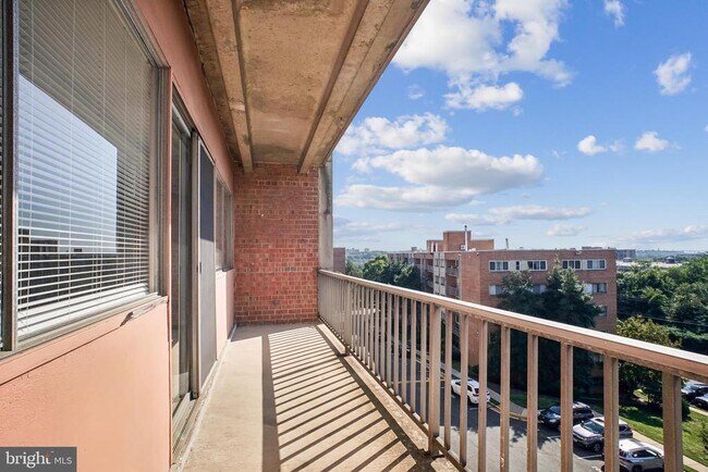 Foto del edificio - 5831 Quantrell Ave