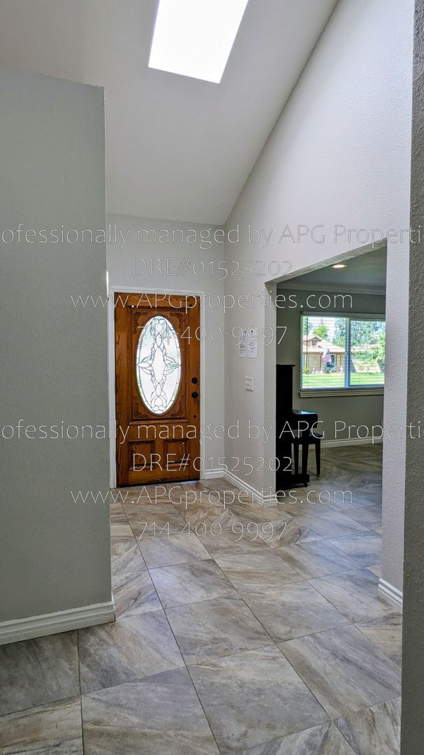 Foto del edificio - 15068 Mountain Spring St