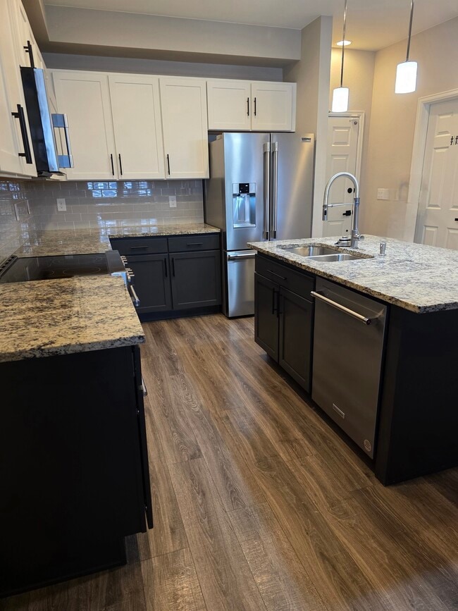 Kitchen with upgraded applicances - 16078 E Elk Dr
