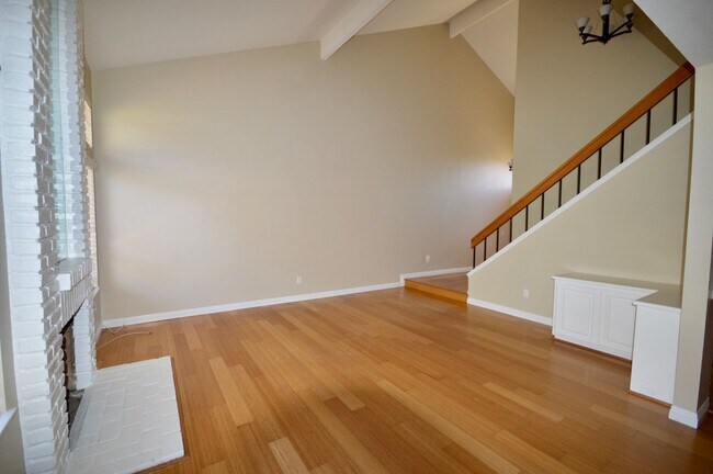 Foto del edificio - Spacious 2-Story 2 Bedroom Fountain Valley...
