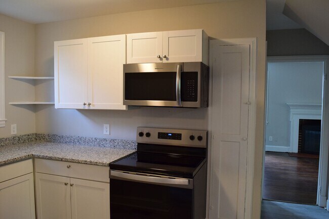 Foto del edificio - Charming Northside Two-Story Brick Home With 2 car garage and basement