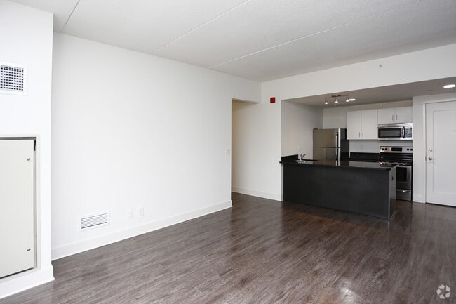 1BR, 1BA - 600 SF - St. Regis House Apartments