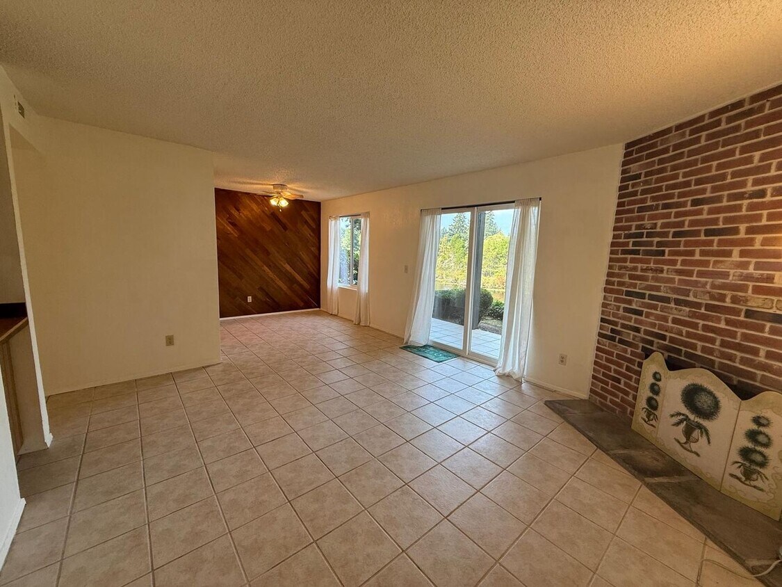 Primary Photo - 2 Bedroom 2 Bathroom Sits Right on the Sho...