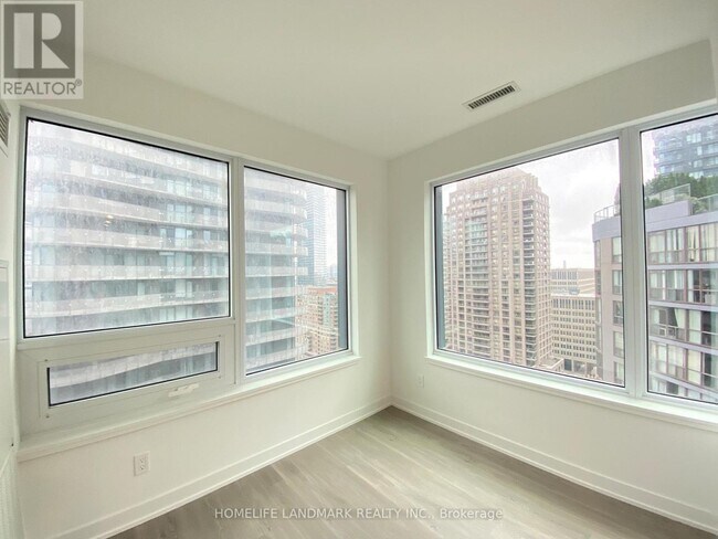 Photo du bâtiment - 8 Wellesley St W