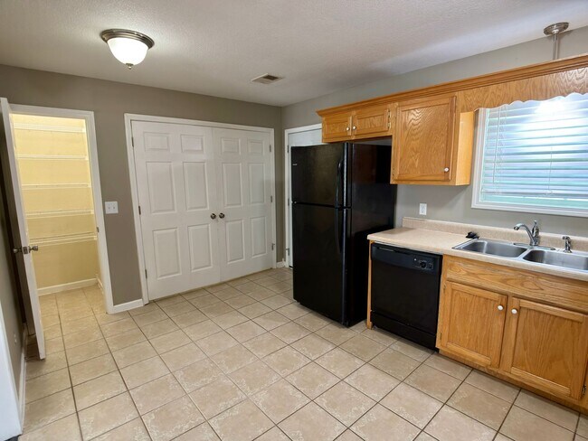 Foto del edificio - 3 Bed, 2 Bath Home with Fenced Backyard and 2-Car Garage in Brookland