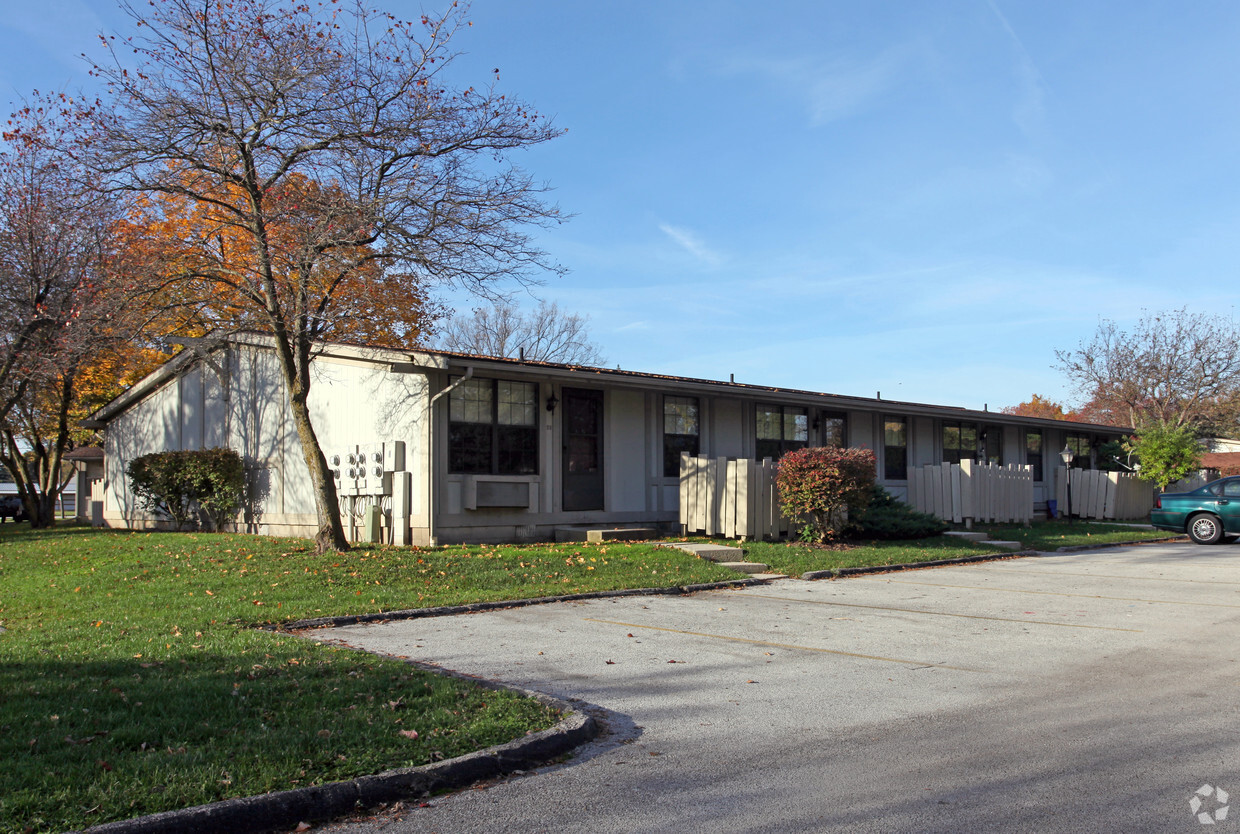 Primary Photo - Laurel Court Apartments