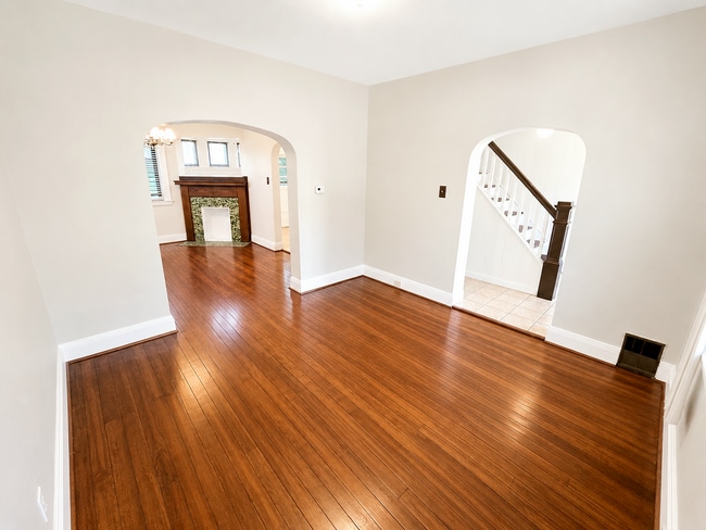 Building Photo - 2219 Edgebrook Ave