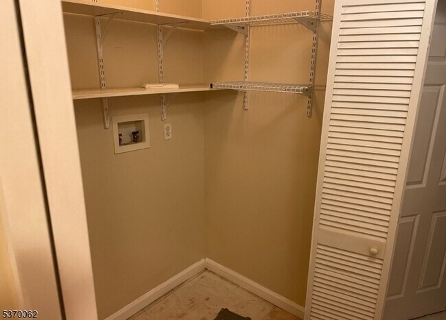 Foto del edificio - 245-247 Hawthorne Avenue Unit