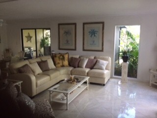 Lounge - 925 Palm View Dr