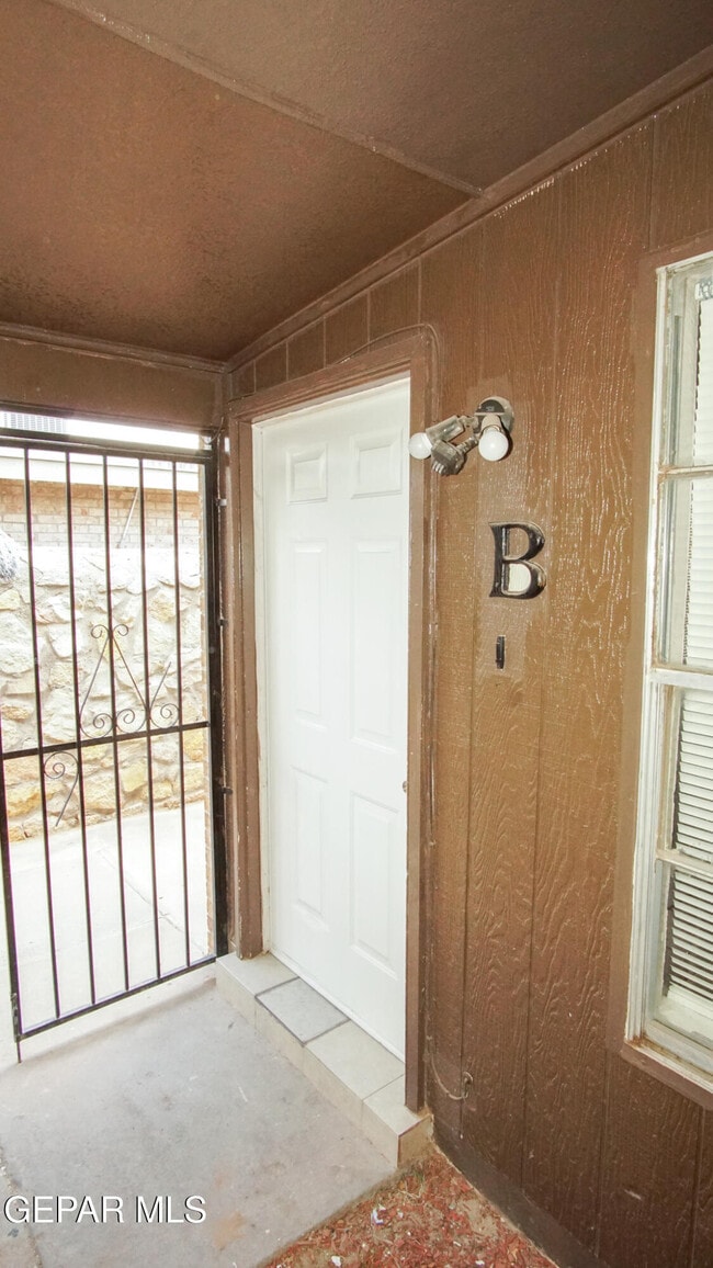Building Photo - 2917 E Glen Dr