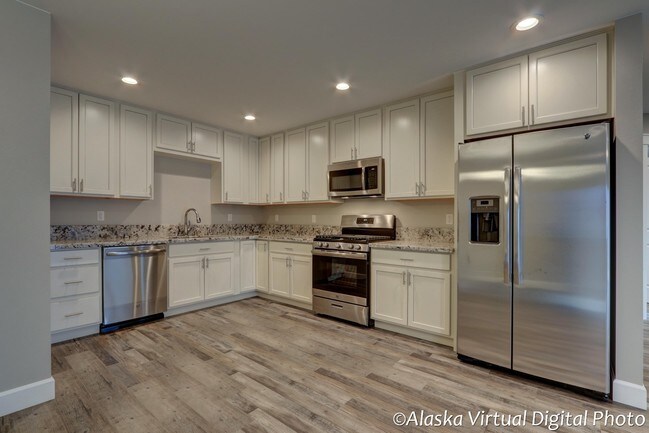 Building Photo - 551 W Holiday Dr