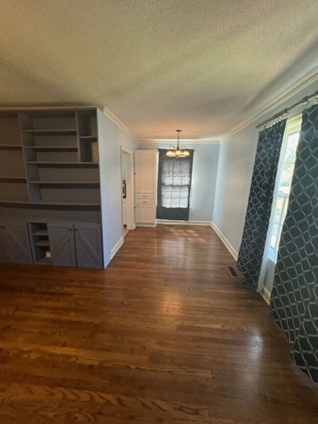 Building Photo - Move in ready Home in High Point Terrace