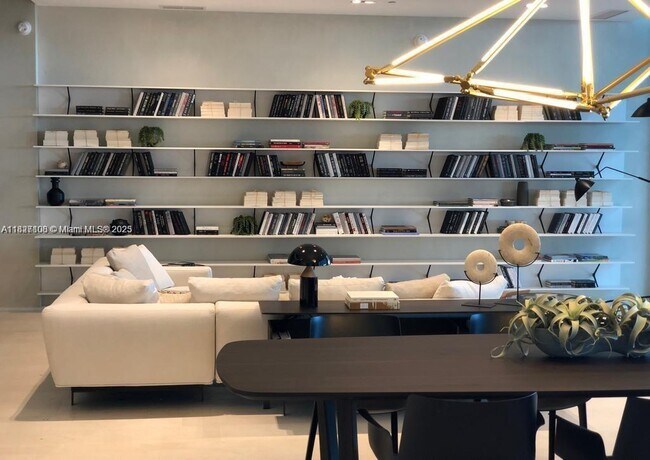 Foto del edificio - 650 NE 32nd St
