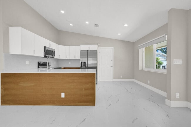 Building Photo - 23392 Country Club Dr E