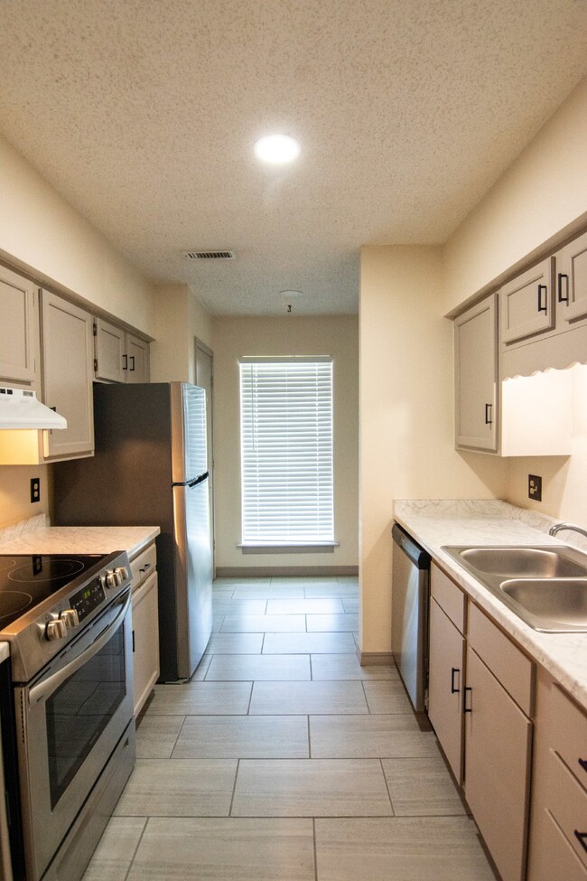 Building Photo - "Charming 2-Bedroom Duplex at 502 N. Cline...