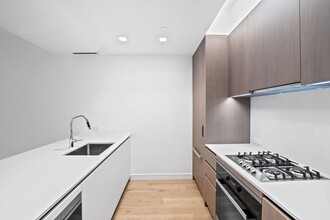 Building Photo - 200 E 21st St