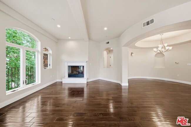 Building Photo - 320 S Swall Dr