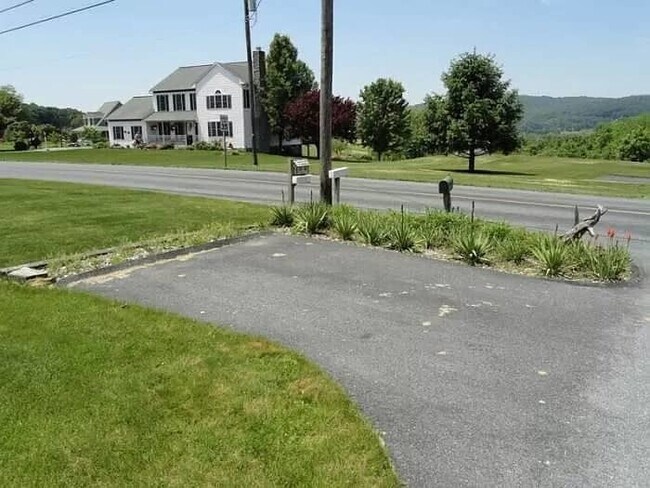 Building Photo - This country rancher is located in Ephrata...