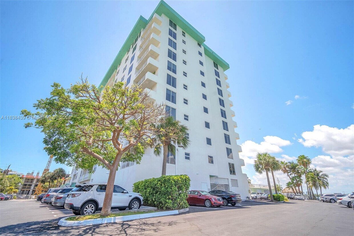 Foto principal - 10350 W Bay Harbor Dr