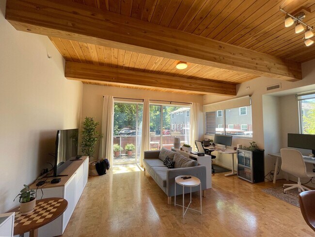 Building Photo - Stunning NW District Condo with Secured Pa...